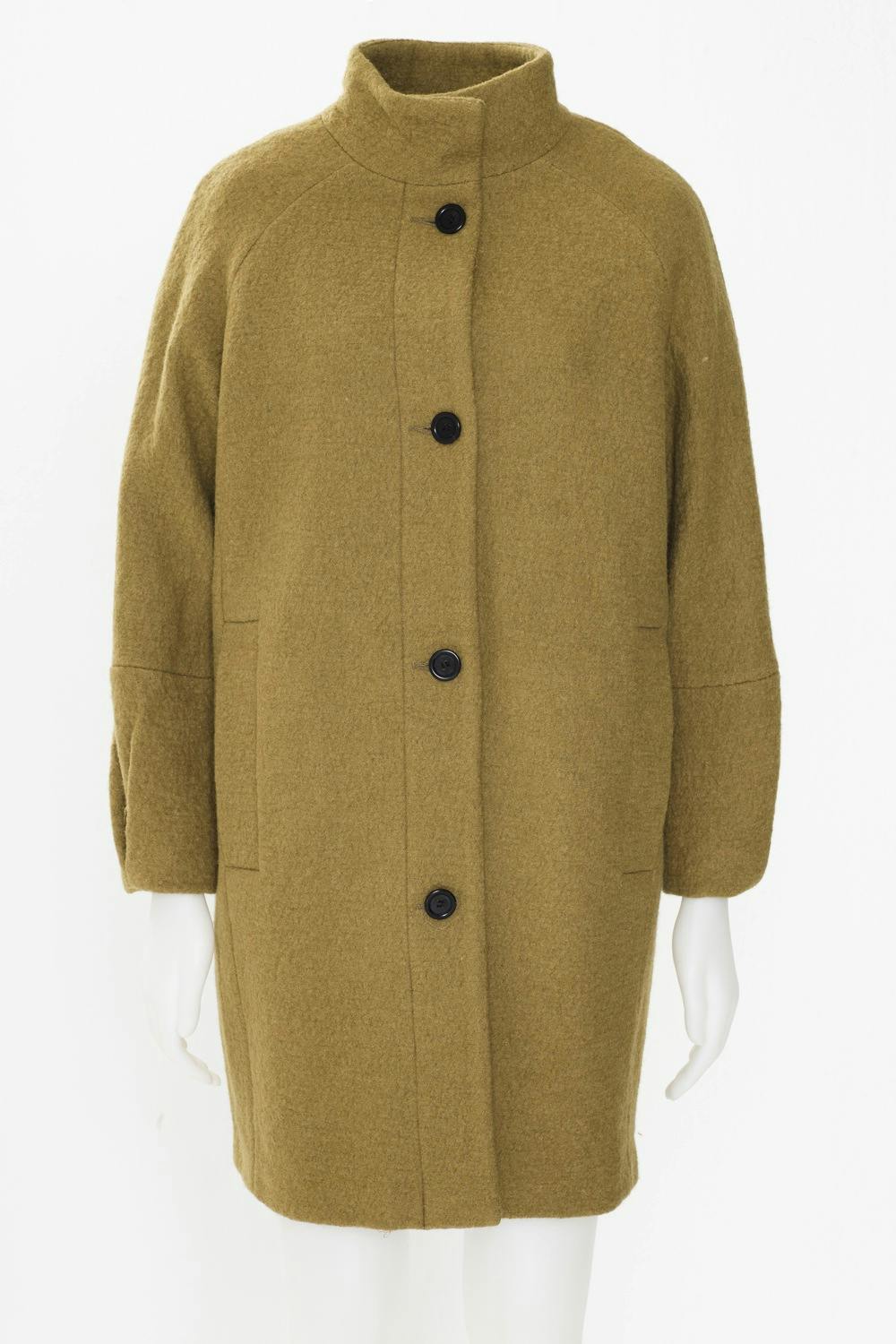 Olivengrønn kåpe i ull/polyester blanding fra Ellos, kr 899.